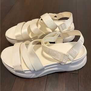 UGG LA Shores Platform Sandals